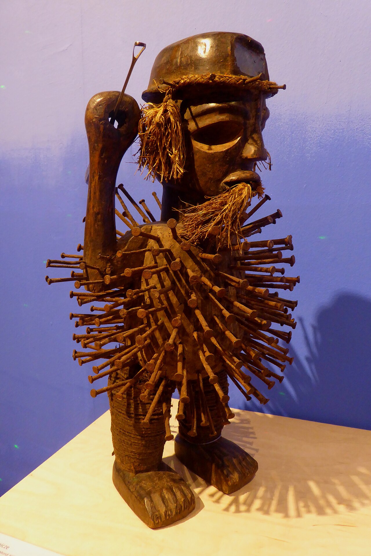 Nkishi Nkondi del Museo Etnográfico Nacional de Varsovia
