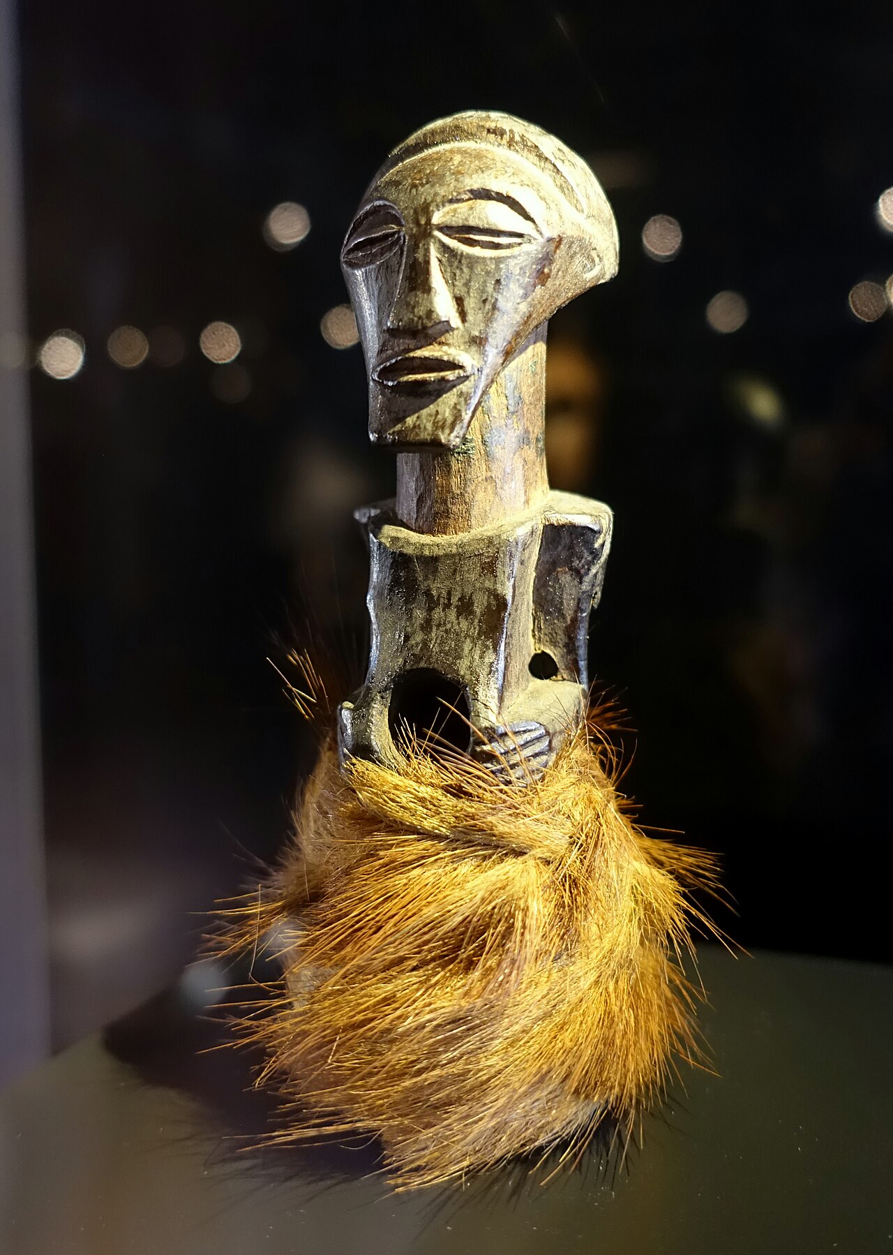 Nkisi figure, Songye, Democratic Republic of the Congo, 1800s, wood, fur - Rautenstrauch-Joest-Museum - DSC00279 — Daderot