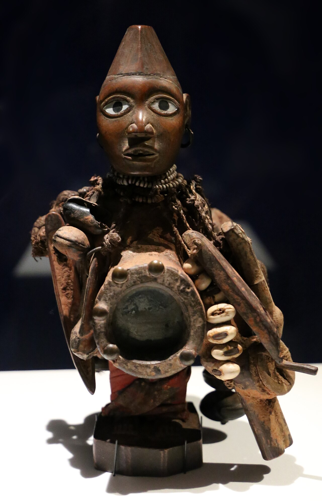 Angola, figura nkisi, da massabe, cabinda, ante 1902, dalla collezione di roger casement — Sailko