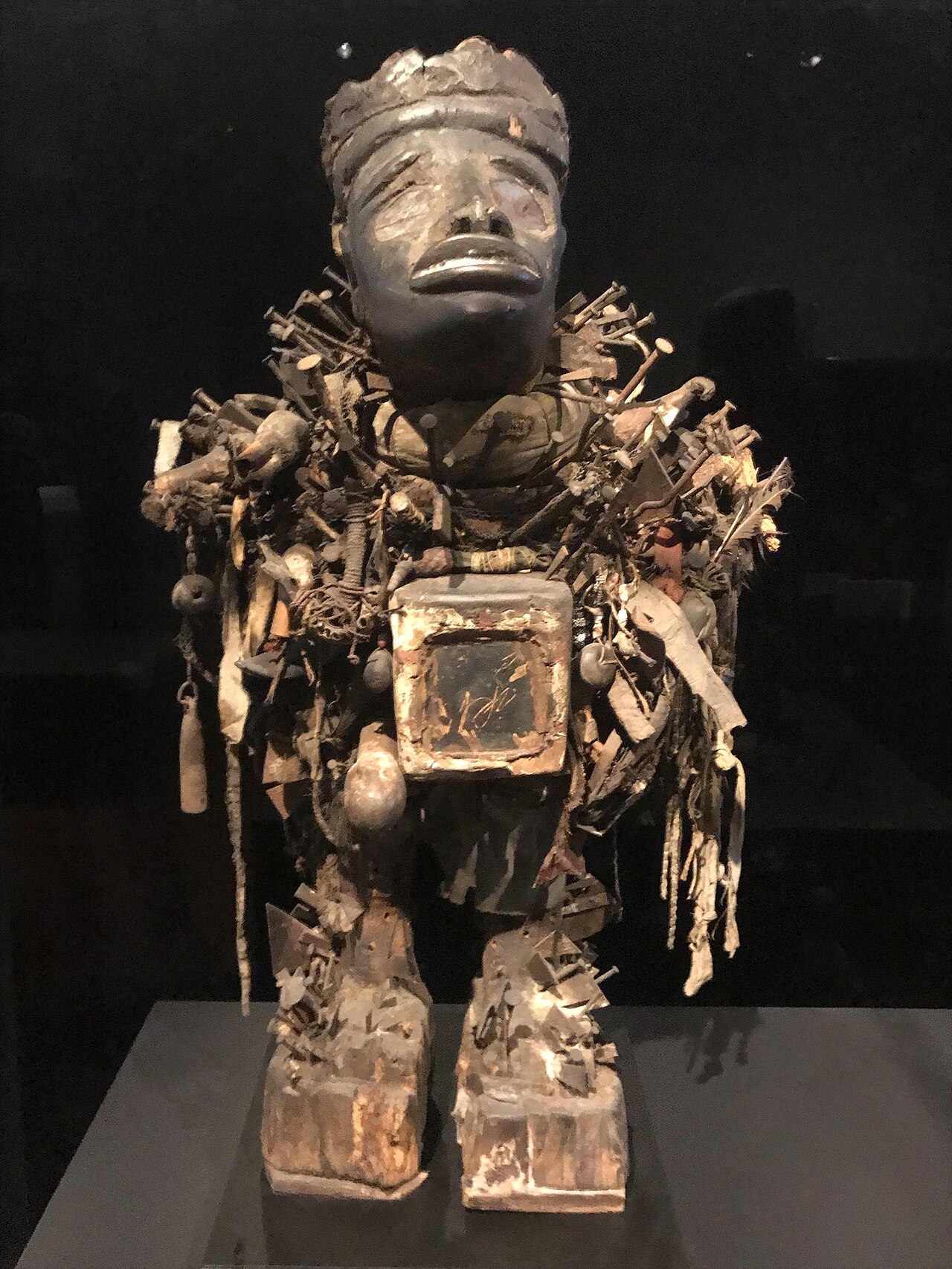 Nkisi figure, Congo, DR Congo, early 20th century - Rautenstrauch-Joest-Museum - Cologne, Germany — Marsupium
