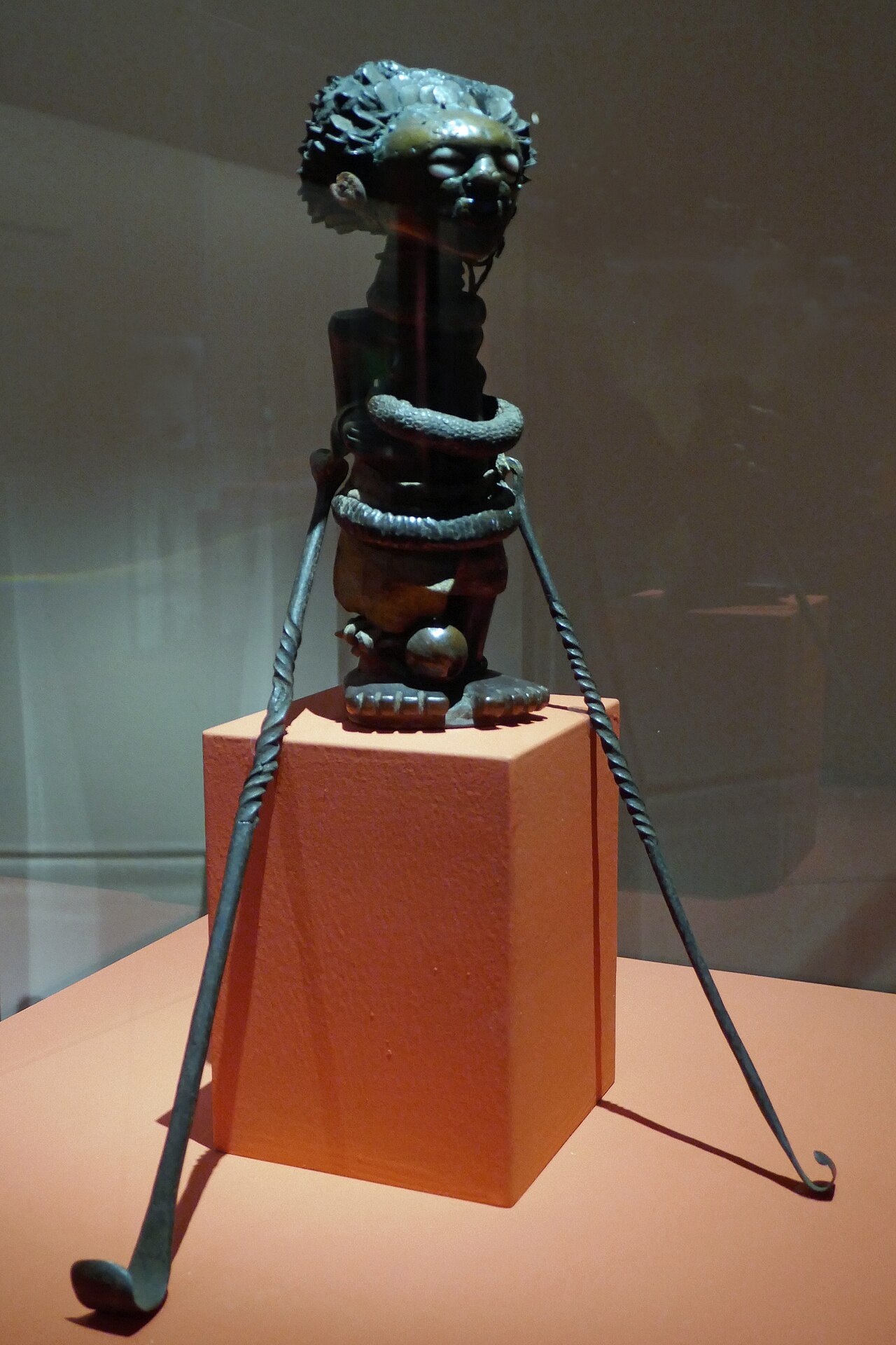 Figure protectrice nkishi-Songye-Musée africain de Namur (2) — Ji-Elle