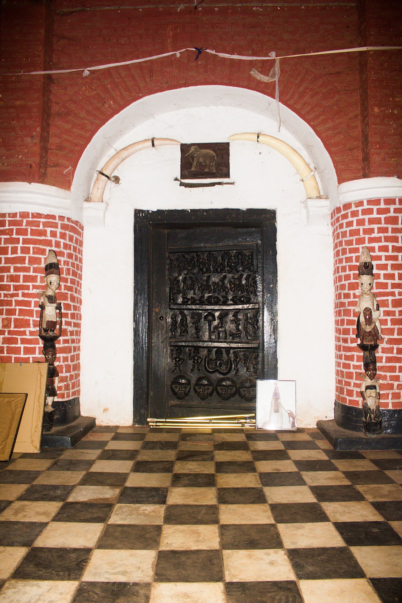 Ooni of Ife Palace Monument 04