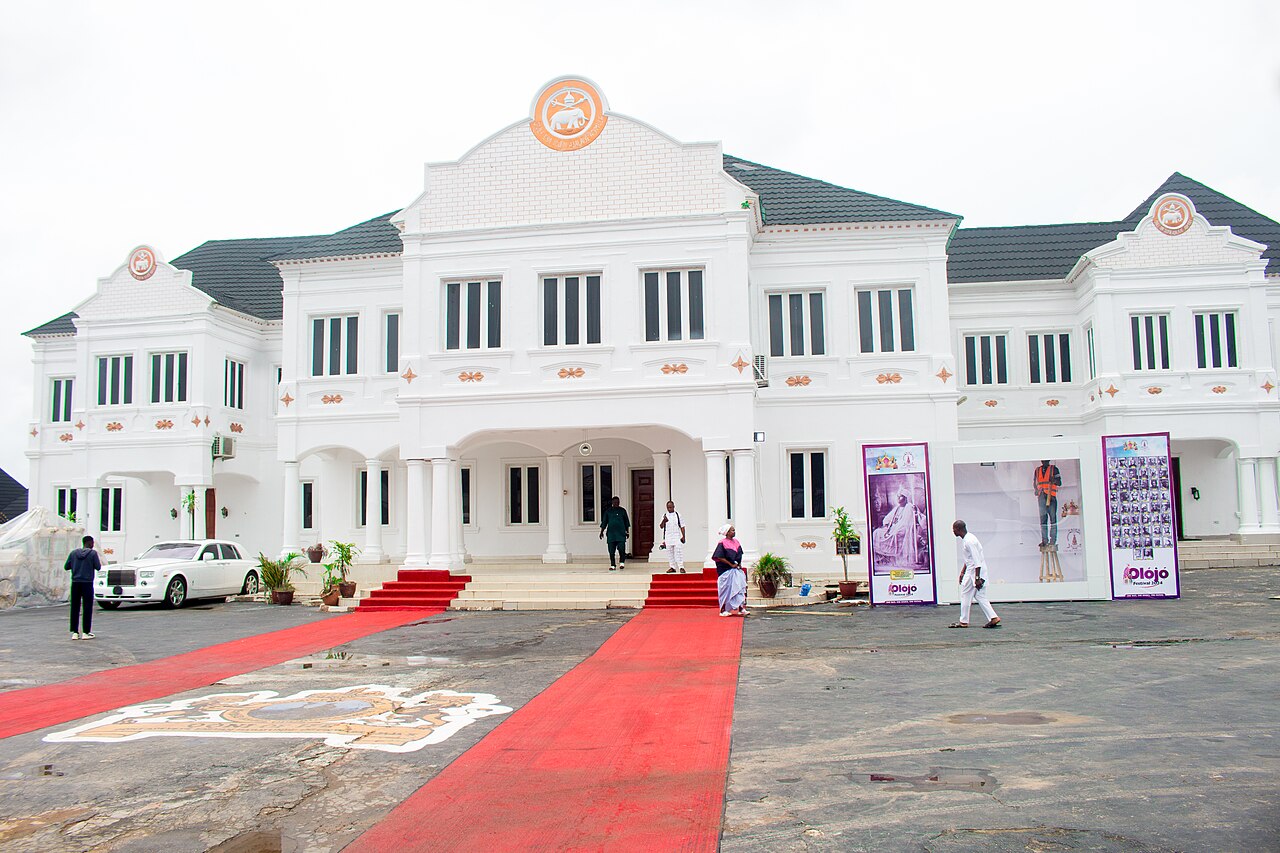 Ooni of Ife Palace Monument 02
